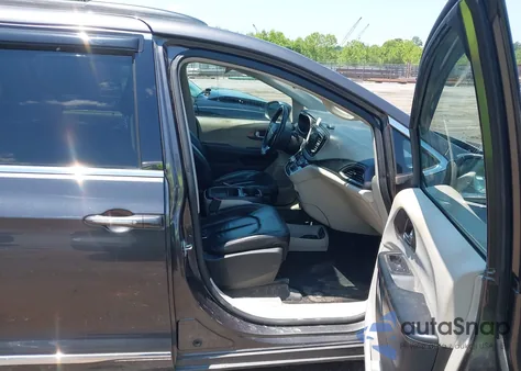 2017 Chrysler Pacifica Touring-L z USA, uszkodzony, nr VIN 2C4RC1BG1HR711870